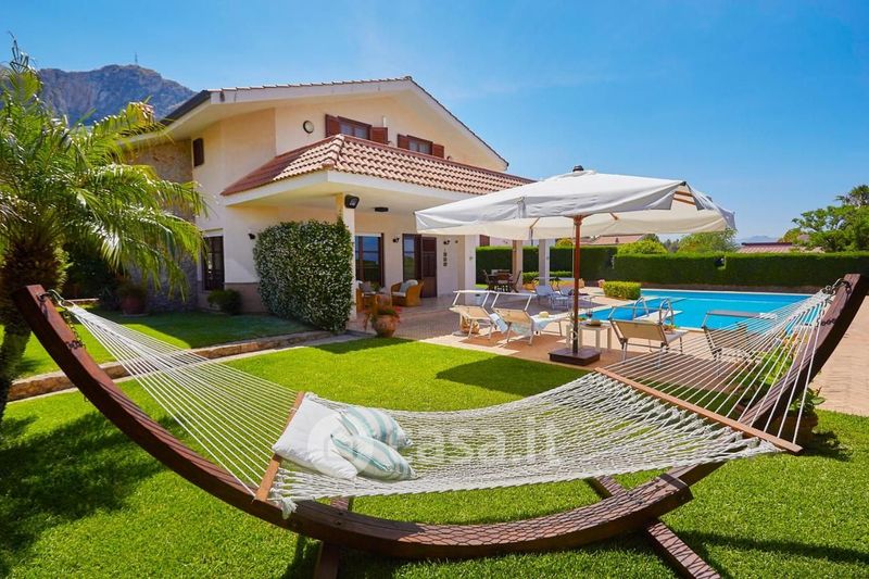 Ville con giardino privato in vendita a Altavilla Milicia in zona Torre ...