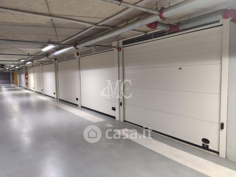 Ordina illuminazione per il garage e per il posto auto al coperto