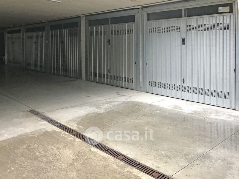 Garage, posti auto con ascensore in vendita a Seregno 