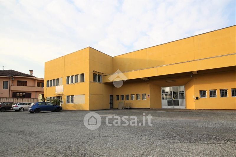 Capannone macchina con distributore di benzina FS22