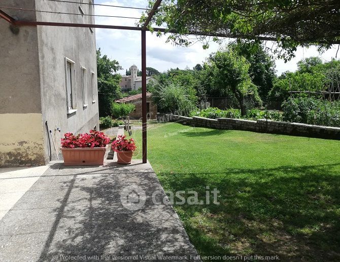 Tappetino per bagno Giardino fiorito con pozzo in pietra 