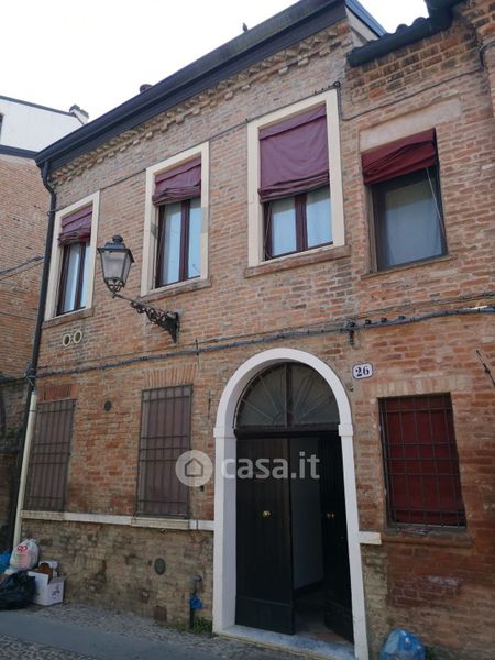 Vendita Terratetto unifamiliare in via Canalazzi 33 Ferrara. Buono stato,  posto auto, con balcone, riscaldamento autonomo, 110 m², rif. 105032127