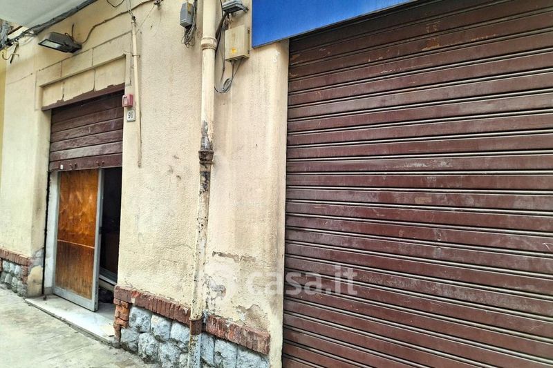 Negozio, Locale commerciale in Vendita in Via Tommaso Aversa 97 a