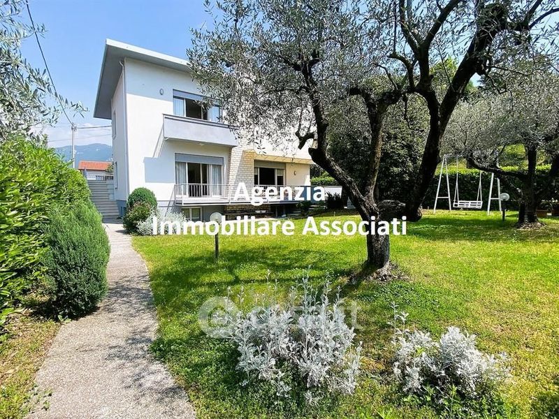 Villa in Vendita in Via San Francesco a Bassano del Grappa 380mq