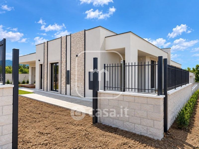 Villa in Vendita in Via Bronte a Roma - 140mq - Casa.it