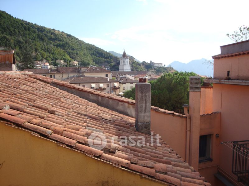 Un borgo medievale in Basilicata sta vendendo case a 1 euro